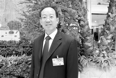 圖為全國(guó)人大代表、廣西壯族自治區(qū)林業(yè)廳廳長(zhǎng)、黨組書(shū)記陳秋華。